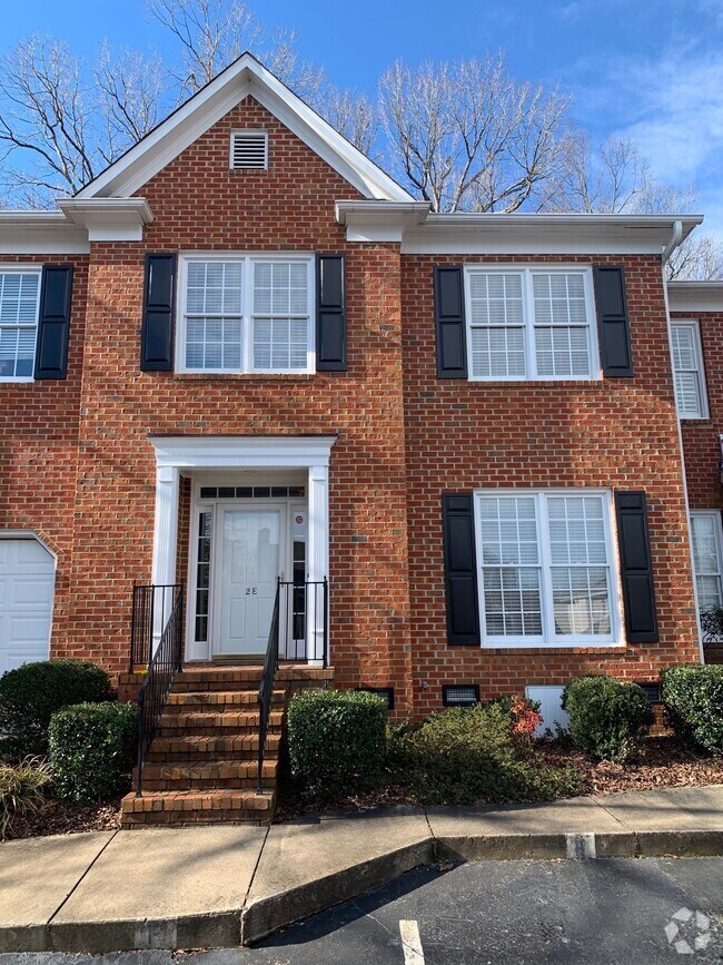 Irving Park Village Apartments for Rent with a Swimming Pool