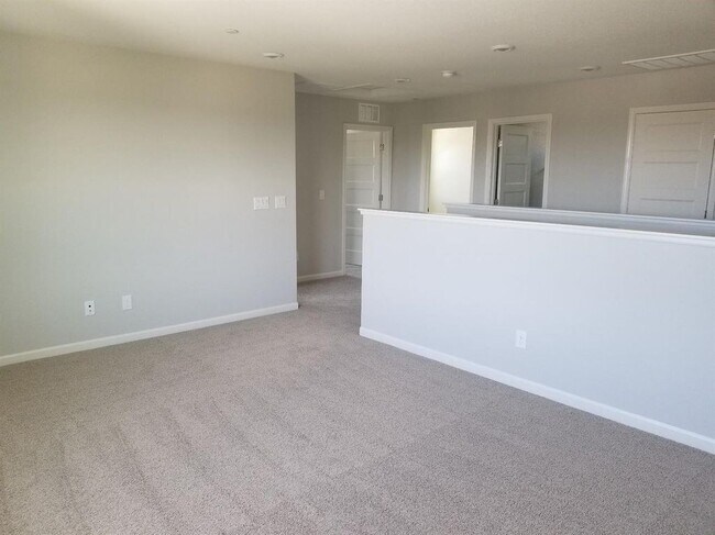 Foto del edificio - North Natomas 4 Bed 3 Bath Plus Large Loft  Appliances Included