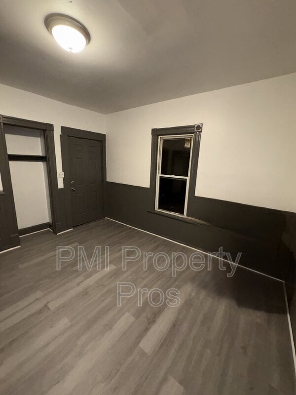Building Photo - 140 E Chambers St