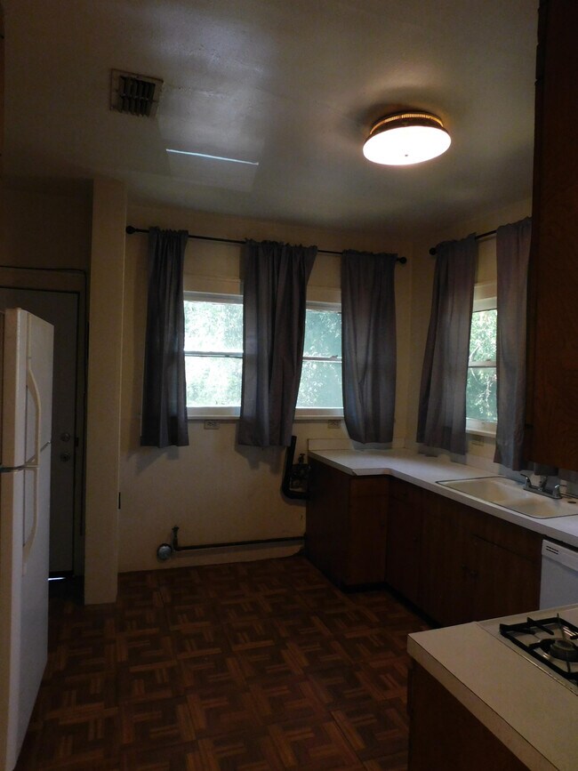 Building Photo - 3305 Creswell Ave