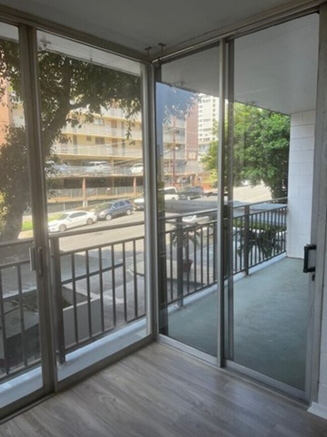 Foto del edificio - NEWLY RENOVATED! THE TOWN HOUSE CONDO!