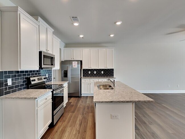 Foto del edificio - Apply NOW!