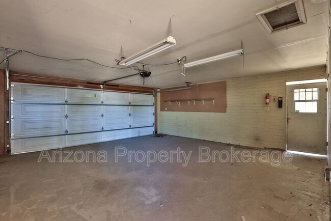 Building Photo - 703 W 1st St
