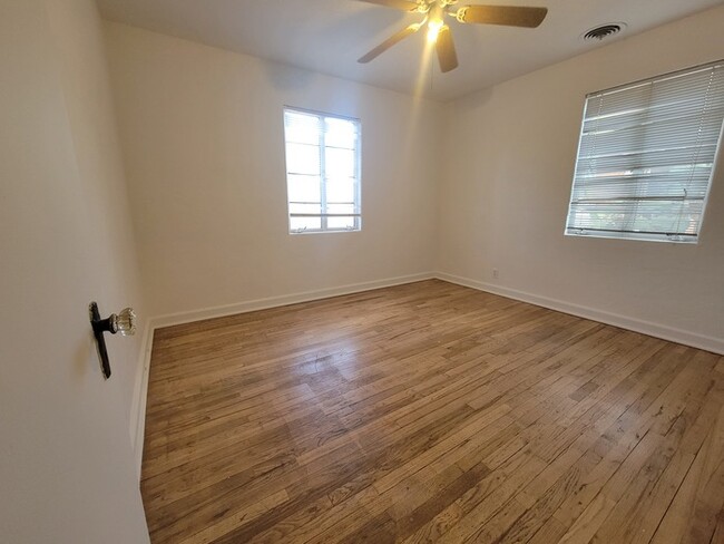 Building Photo - 2bd Near U of A Available in April!