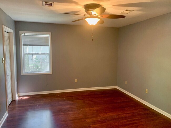 Building Photo - For Lease - 3 Bedroom 2 Bath Valley View!