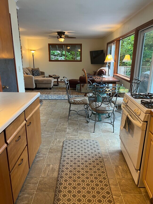 De la cocina a la sala de estar - 6711 Sunset View Dr NW