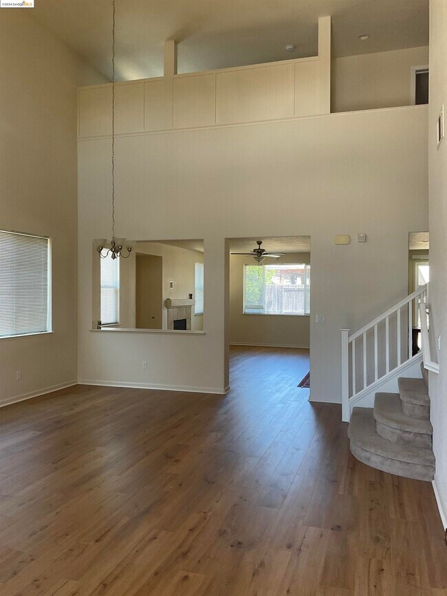 Building Photo - 118 Vella Cir