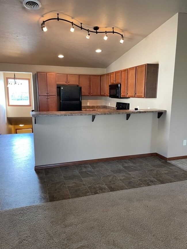 Foto del edificio - 2 Bedroom, 2 Bathroom Upper Available