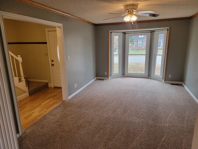 Building Photo - 3103 Larson Ln