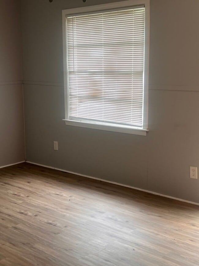 Building Photo - Two bedroom /One bath house