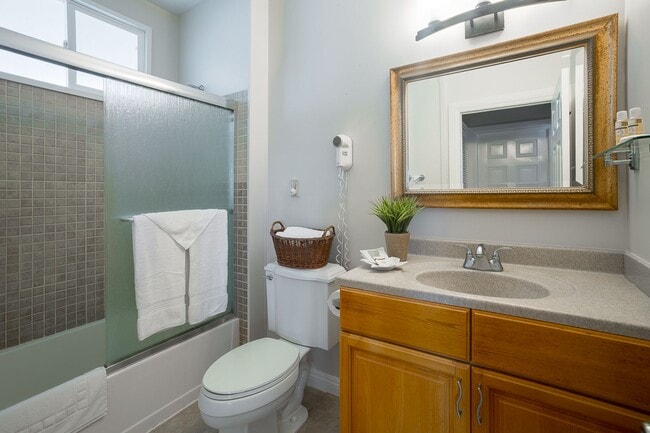 Foto del edificio - Welcome to this stunning 3-bedroom, 3-bath...