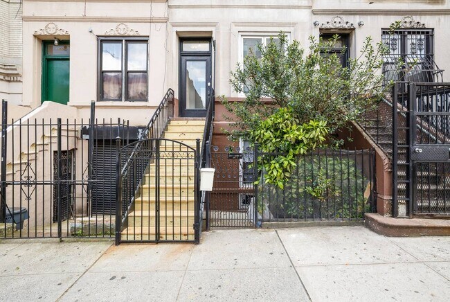 Building Photo - 578 W 183rd St