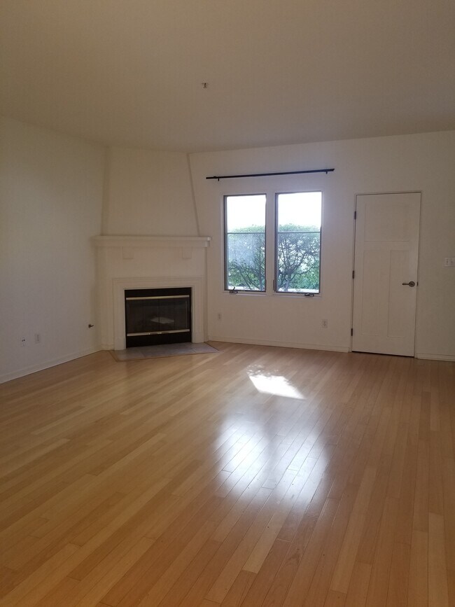 Gas fireplace in living room - 809 Meridian Ave