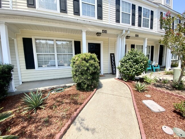 Building Photo - Recently Updated Two Bedroom Townhome loca...