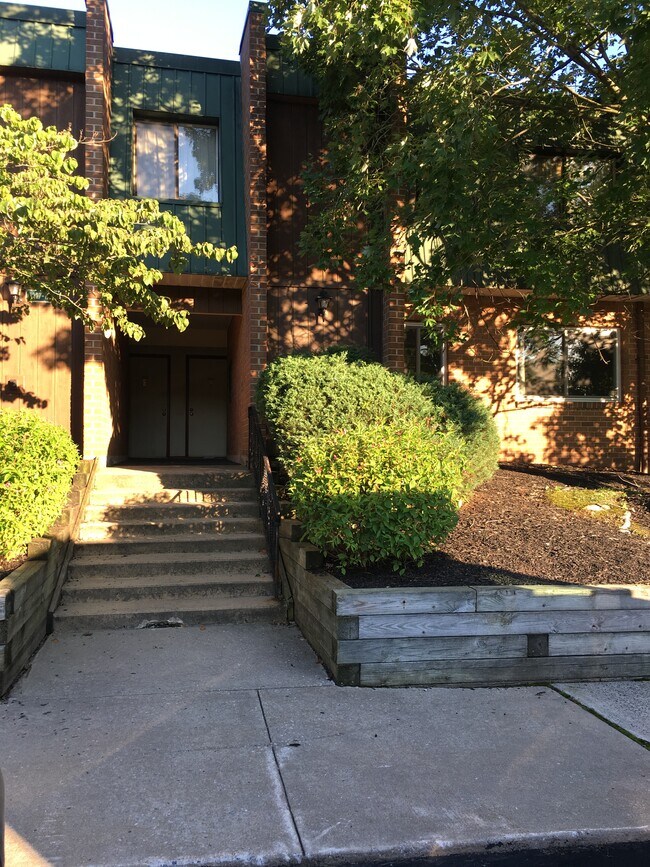 Building Photo - 1217 Meadowview Ln