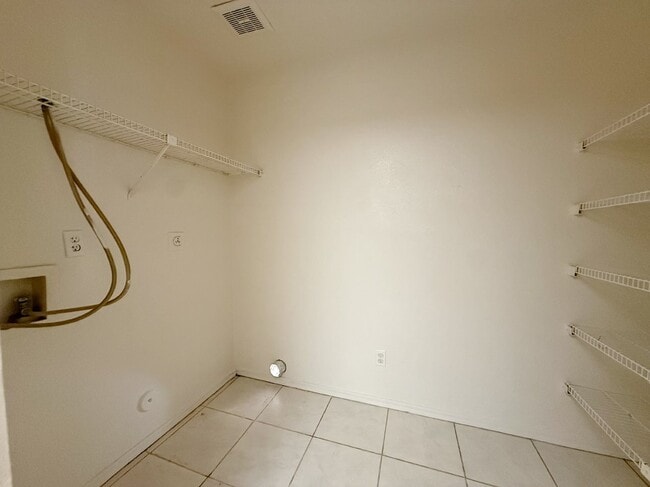 Foto del edificio - 6901 W Devonshire Ave