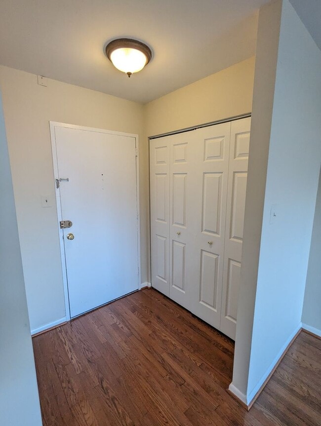 Building Photo - Beautifully maintained and recently renova...