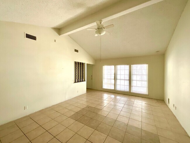 Building Photo - Single-Story Converse Home | Covered Patio & Appliances Included!