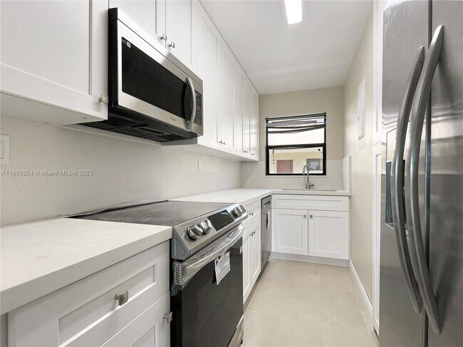 Foto del edificio - 650 NE 149th St
