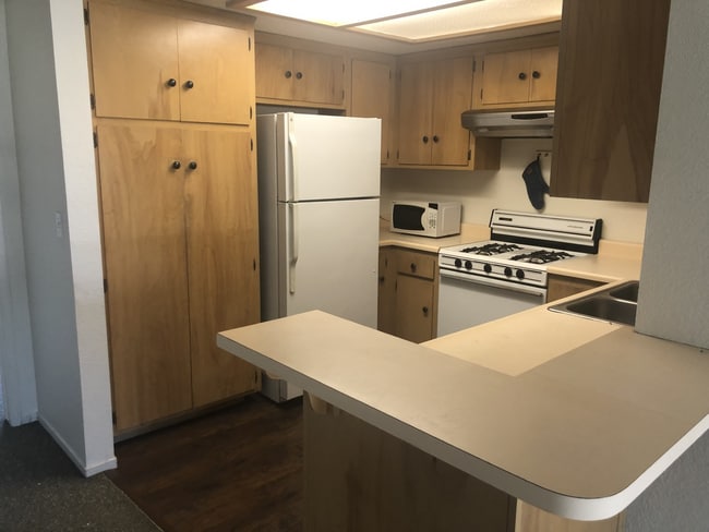 Foto del edificio - Foothill Community Blocks to Campus