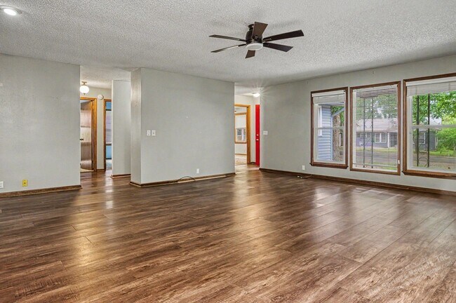 Foto del edificio - West Gate Area Home | Home | Unfurnished