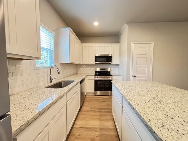 Foto del edificio - Modern 3 Bd 2.5 Full Bath Townhouse Near U...