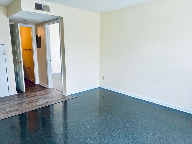 Building Photo - 1BR in West Louisville-Section 8 accepted!