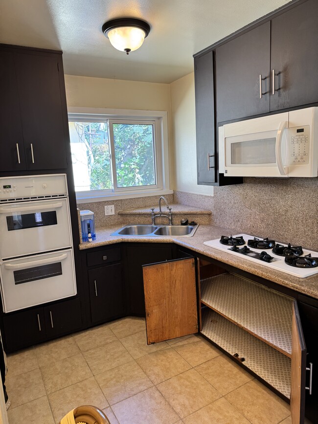 Building Photo - 1286 W 36th St