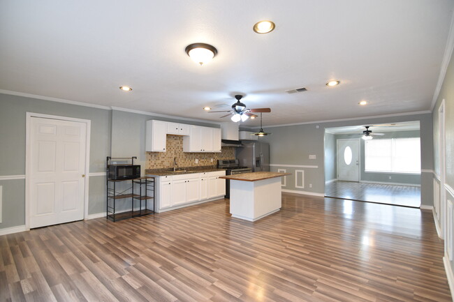 Building Photo - 3107 Longview Dr