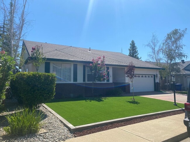 Building Photo - Beautiful Lakefront Home in the Vineyard! 55+ community