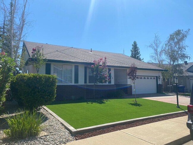 Foto del edificio - Beautiful Lakefront Home in the Vineyard! 55+ community