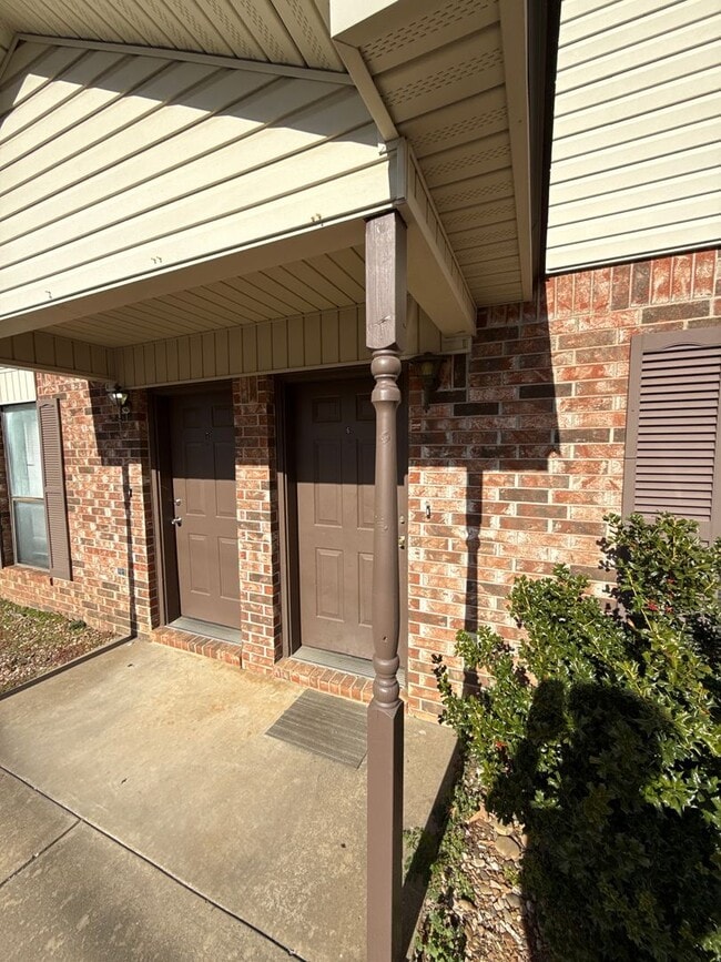 Building Photo - 1706 W 2nd St