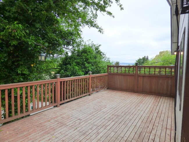 Building Photo - Charming West Seattle Rambler in the Priva...