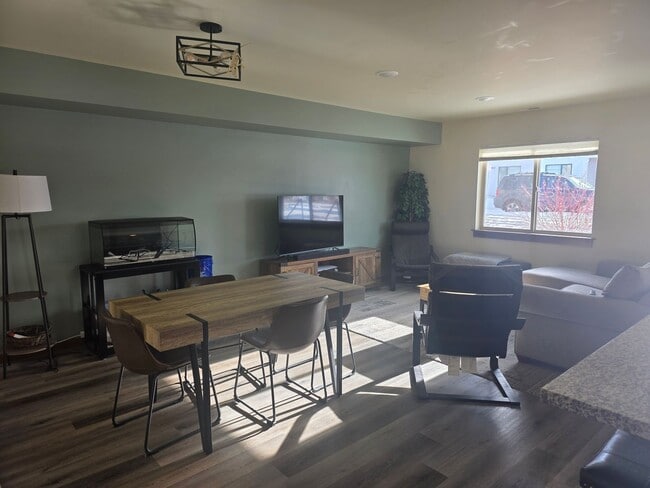 Building Photo - 3 Bedroom 2.5 Bath Condo near MSU