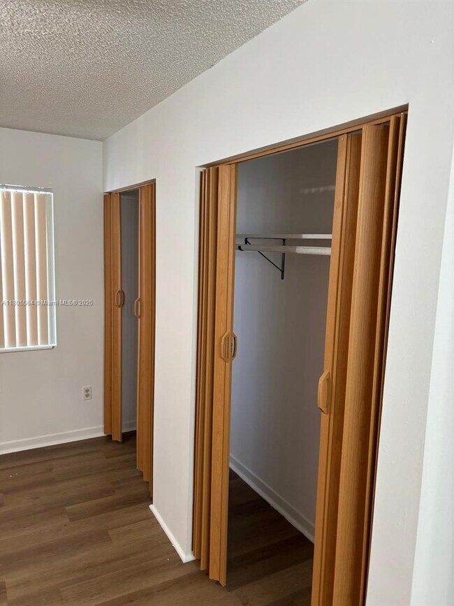 Foto del edificio - 9761 W Heather Ln