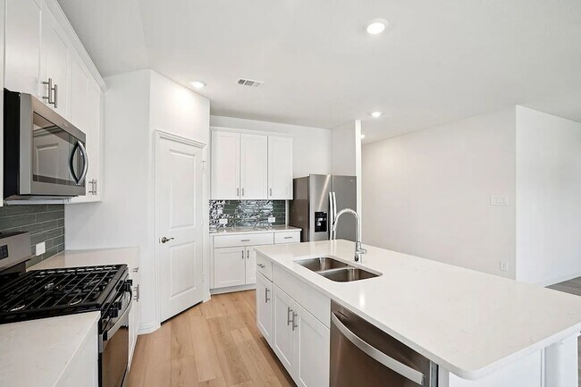 Foto del edificio - 704 Edgehurst Dr