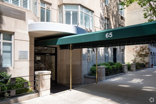 Building Photo - 65 E 76th St
