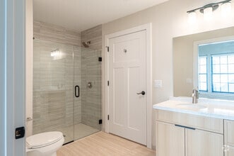 1BD, 1BA - 938SF - Bathroom - Overland Crossing