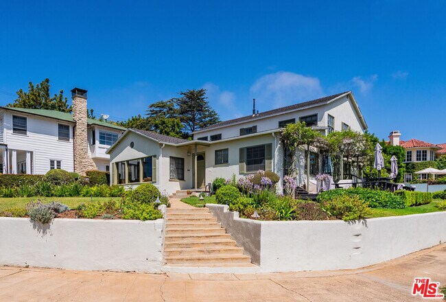 Building Photo - 15501 Via de Las Olas