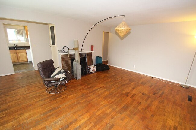Foto del edificio - CHARMING 2 BED WEDGWOOD HOME W WOOD FLOORS, LARGE SHED, & LARGE LOT!