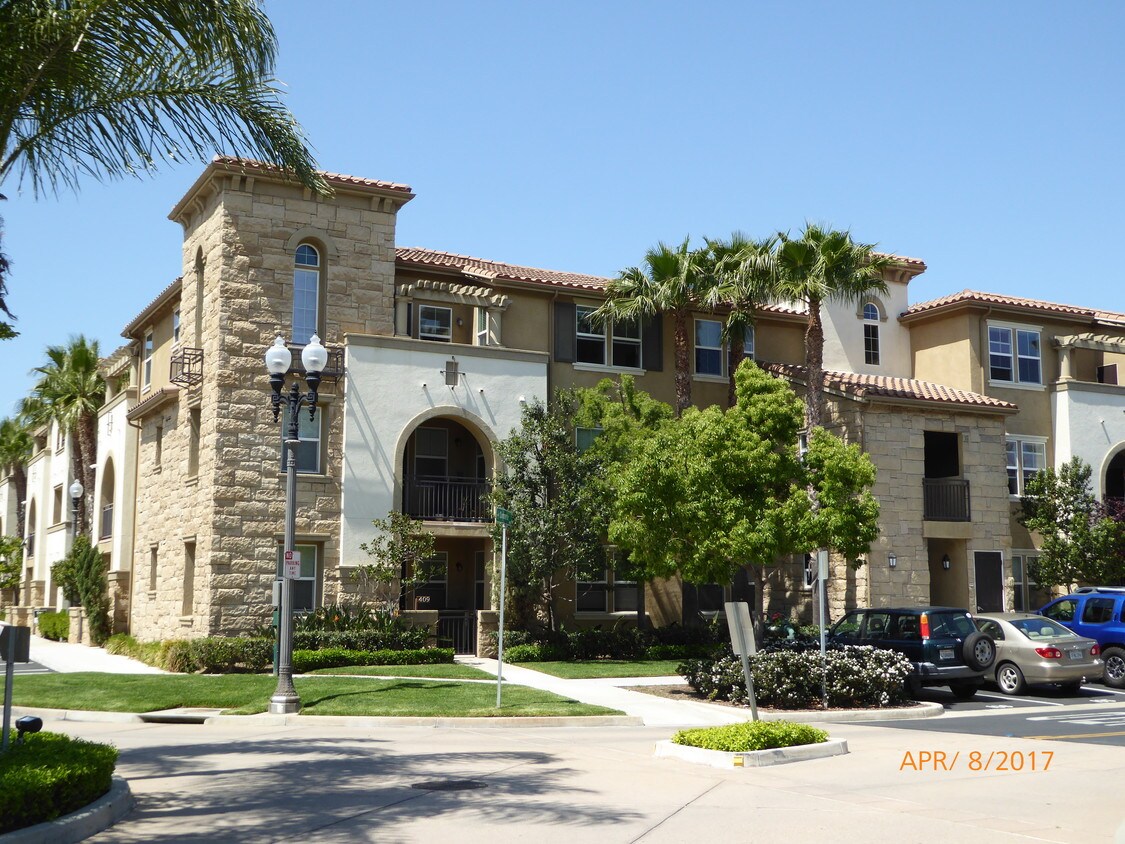 Hermoso edificio - 243 Riverdale Ct