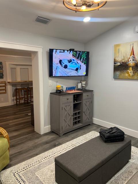 Building Photo - 1219 Thomas Dr