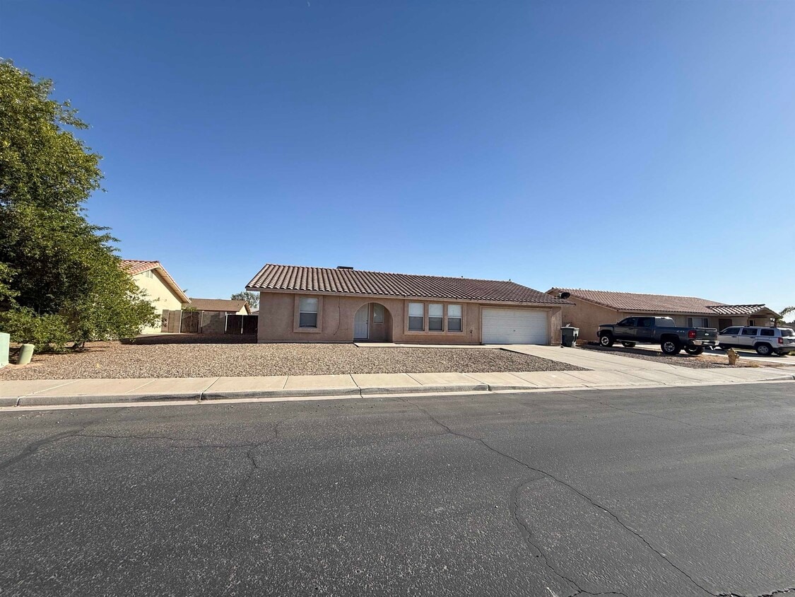 Foto principal - 6141 E 40th Pl