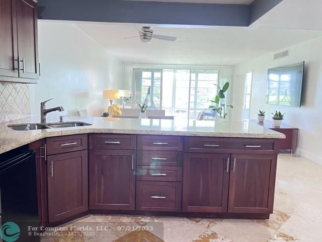 Building Photo - 2601 S Palm Aire Dr