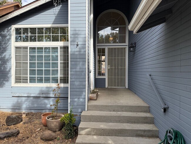 Foto del edificio - Updated two story home in Sylvan School Di...