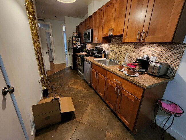 Foto del edificio - Modern 3 bedroom available for 2 BLOCKS FR...