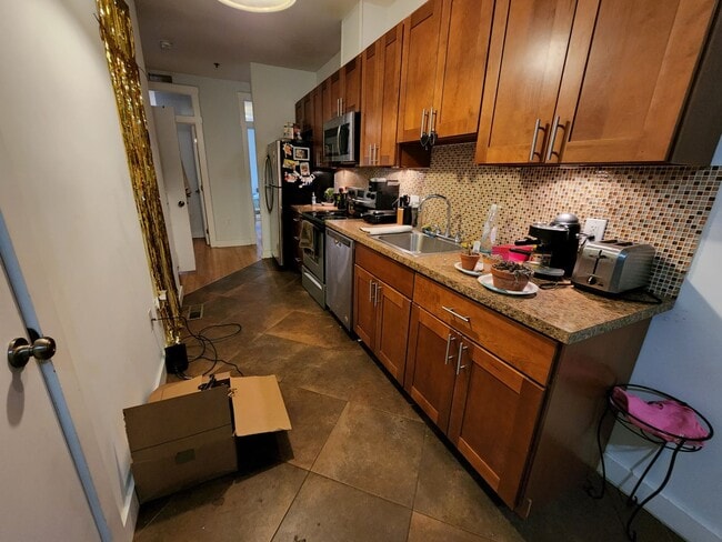 Building Photo - Modern 3 bedroom available for 2 BLOCKS FR...