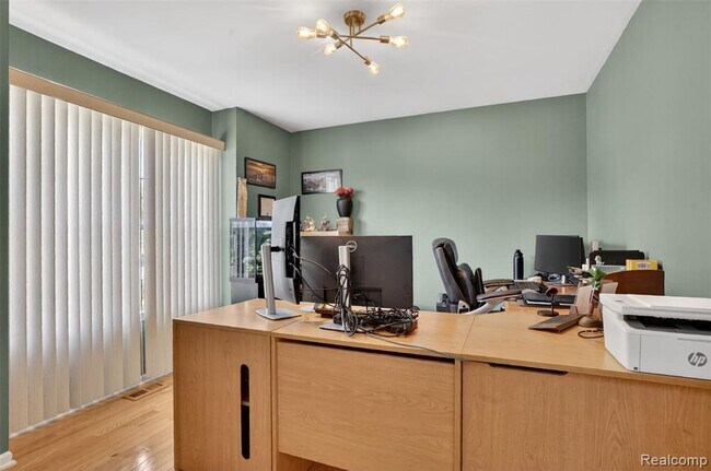 Foto del edificio - 2825 Long Meadow Ln