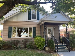 Building Photo - 216 Redwood St