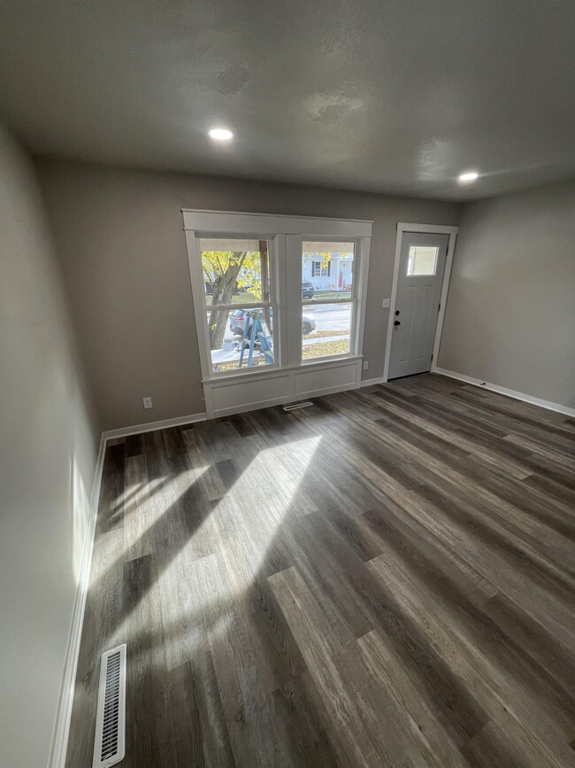 Building Photo - 1804 W 54th St